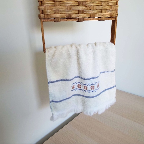 Wicker Wall Hanging organizer - Picture 6 of 7
